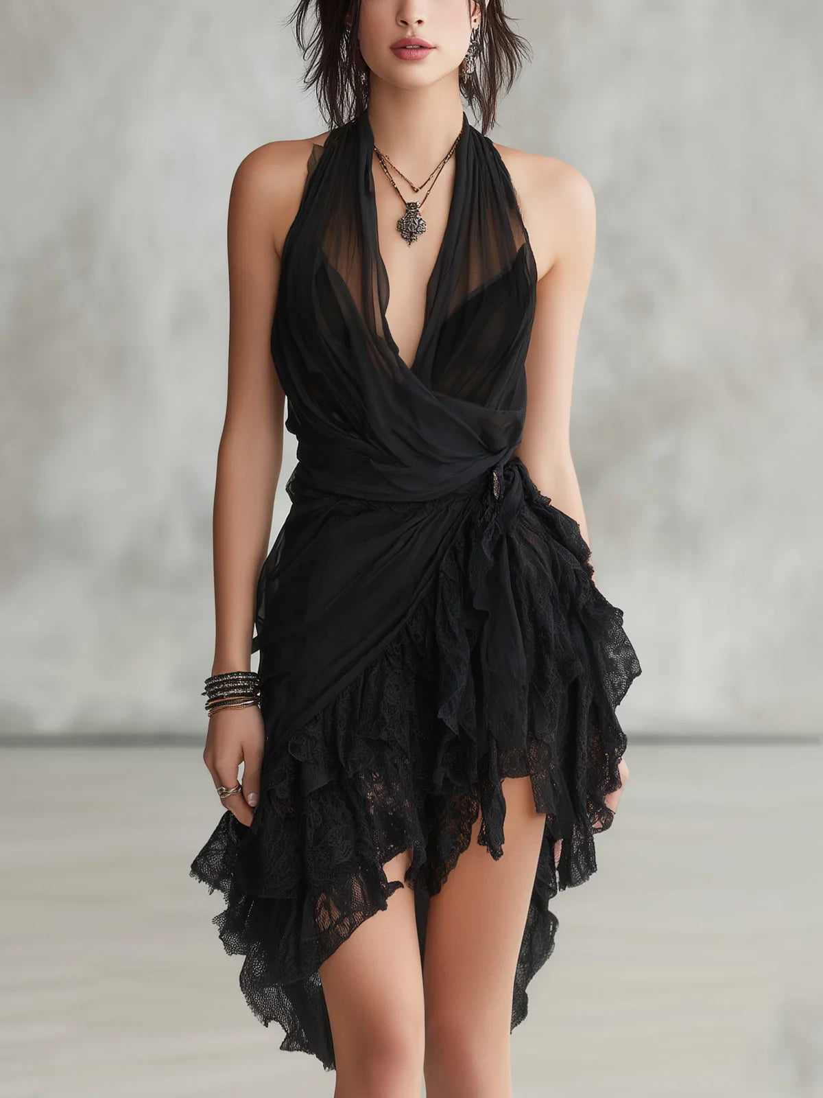 Yolanda Vestido Mini de Encaje Negro con Escote Halter y Volantes