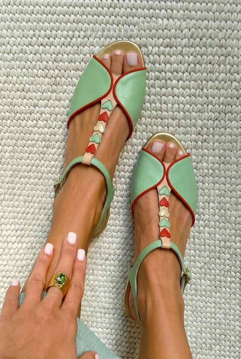 Mara Sandalias Planas Slingback con Punta Abierta y Detalle de Corazón