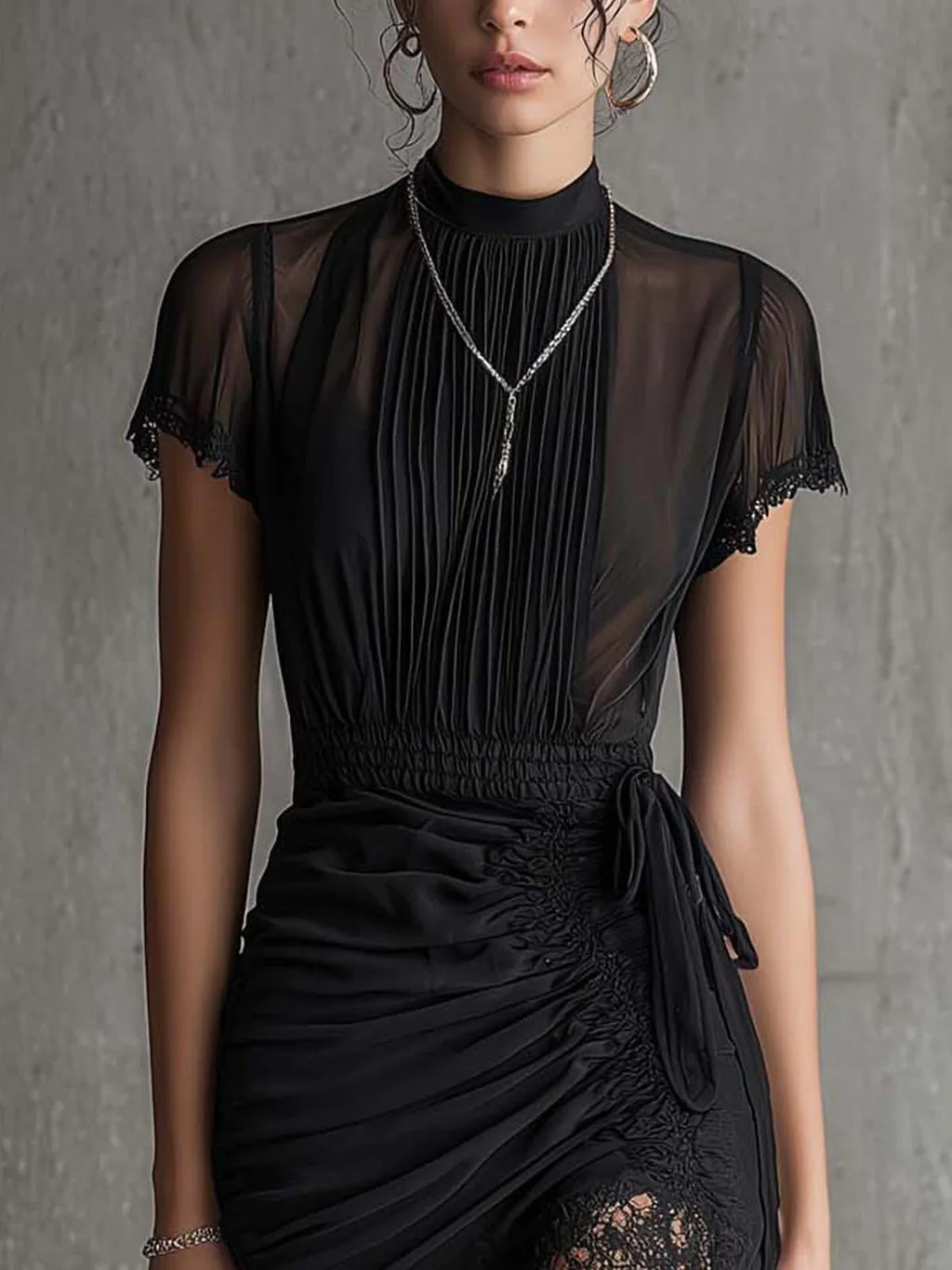 Raquel Vestido Mini de Chiffon Negro con Cintura Plisada y Detalles de Encaje