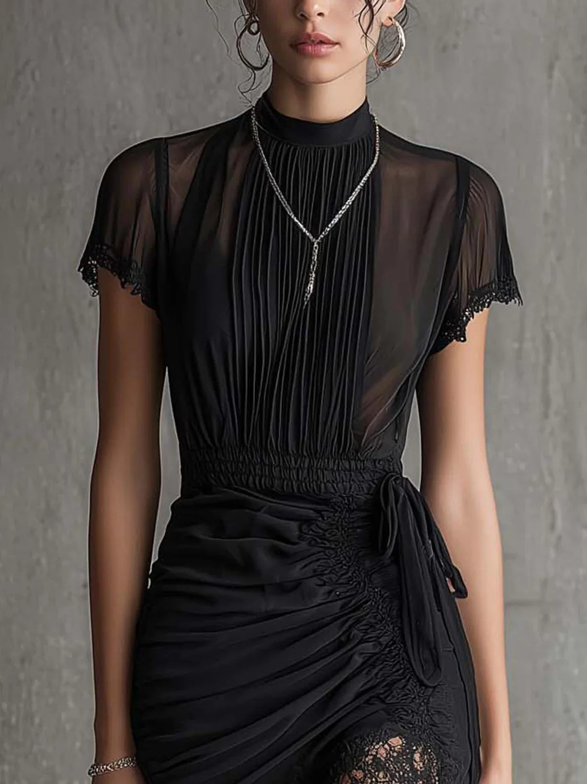 Raquel Vestido Mini de Chiffon Negro con Cintura Plisada y Detalles de Encaje