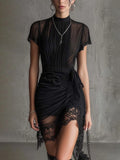 Raquel Vestido Mini de Chiffon Negro con Cintura Plisada y Detalles de Encaje