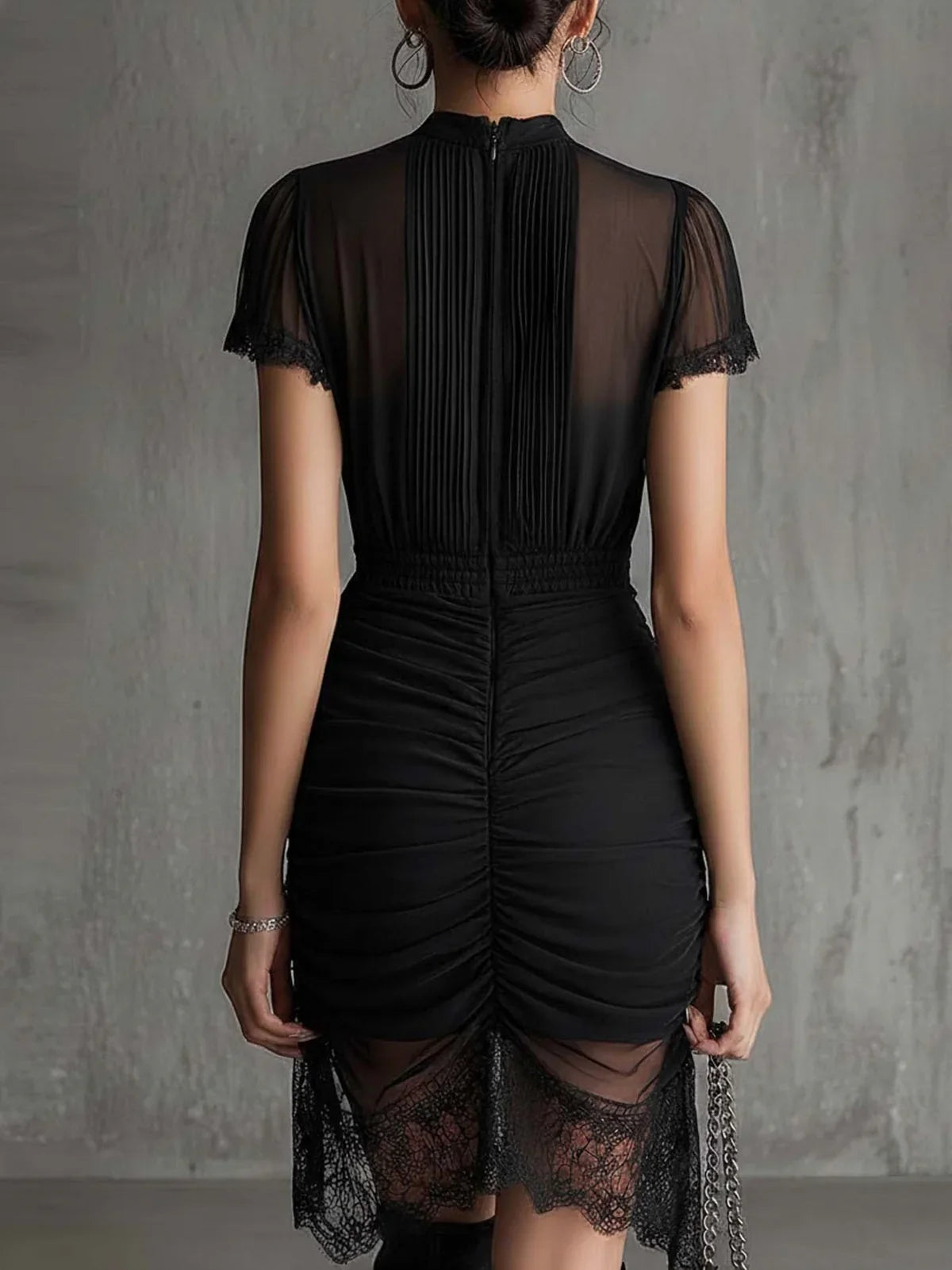 Raquel Vestido Mini de Chiffon Negro con Cintura Plisada y Detalles de Encaje