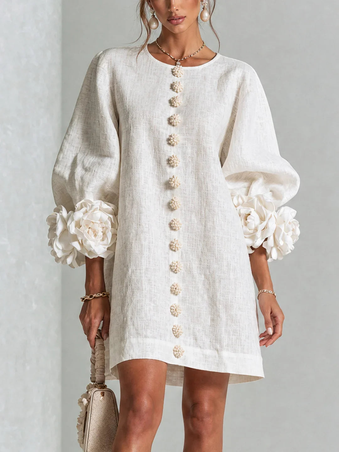 Elvira Vestido Mini Blanco con Botones Florales y Mangas de Flores