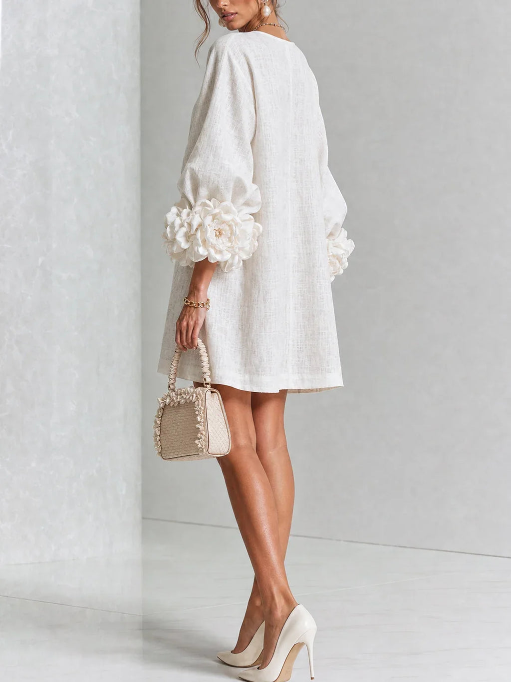 Elvira Vestido Mini Blanco con Botones Florales y Mangas de Flores