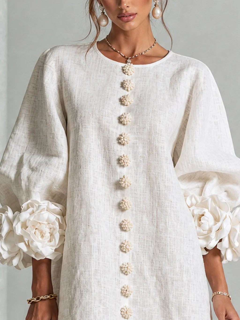 Elvira Vestido Mini Blanco con Botones Florales y Mangas de Flores