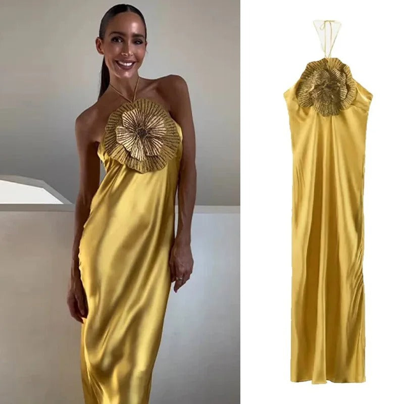 Solenne Vestido Maxi Satinado con Flor Halter