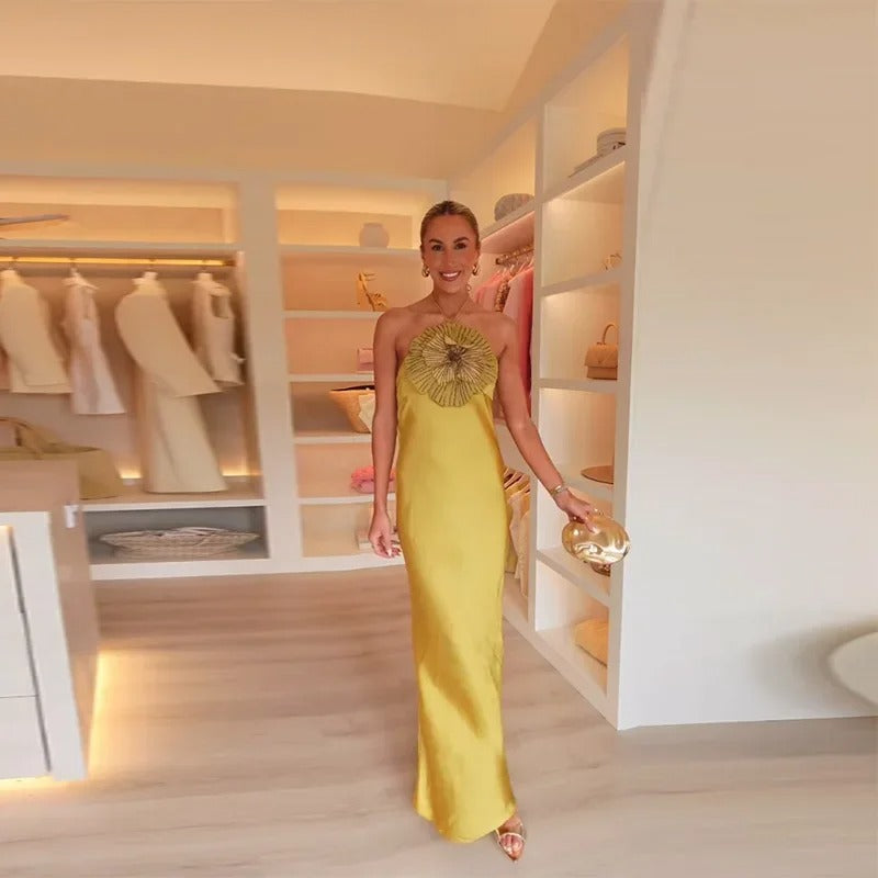 Solenne Vestido Maxi Satinado con Flor Halter