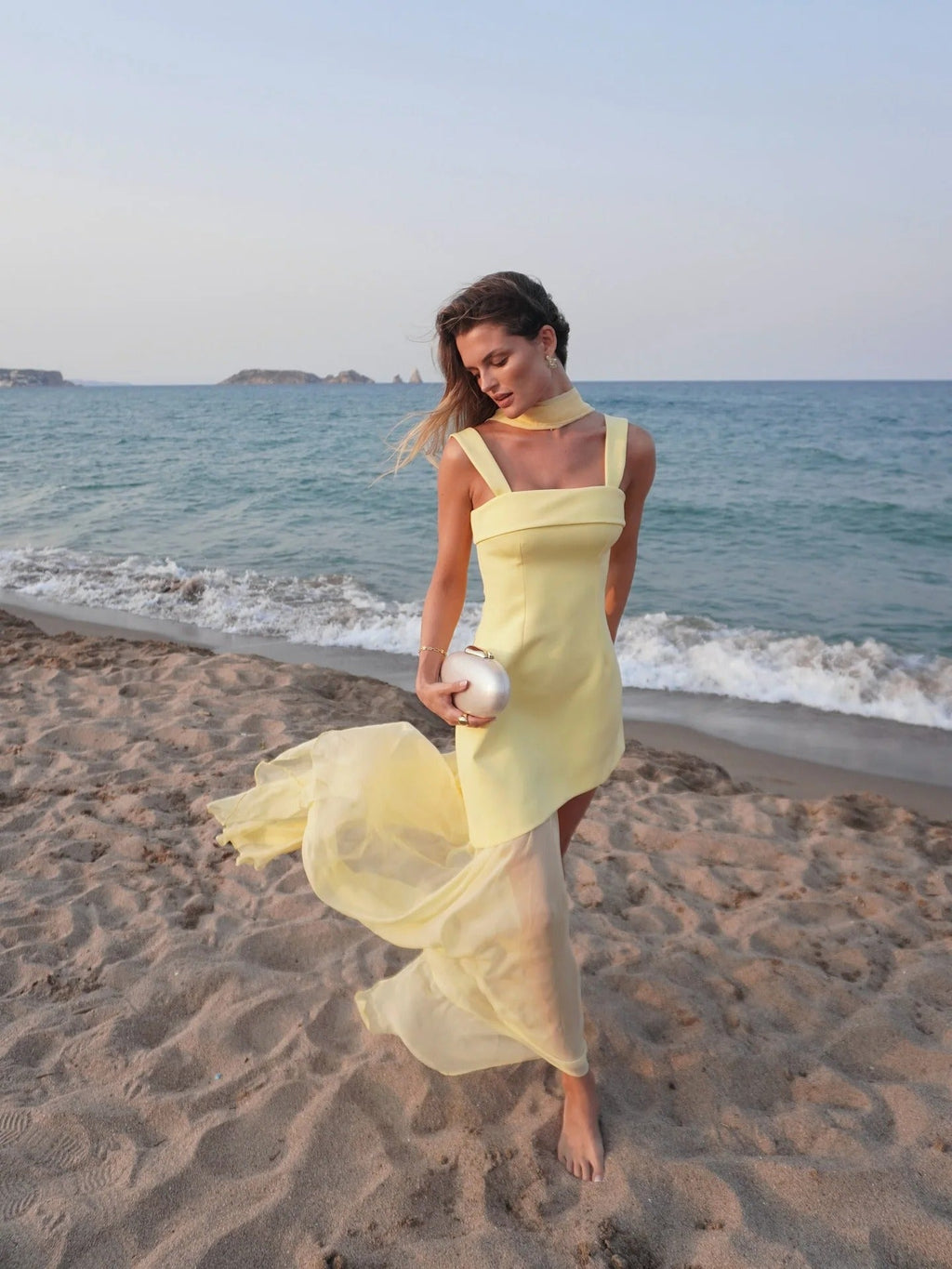 Celia Vestido Maxi Borgoña con Detalle de Lazo y Falda de Gasa