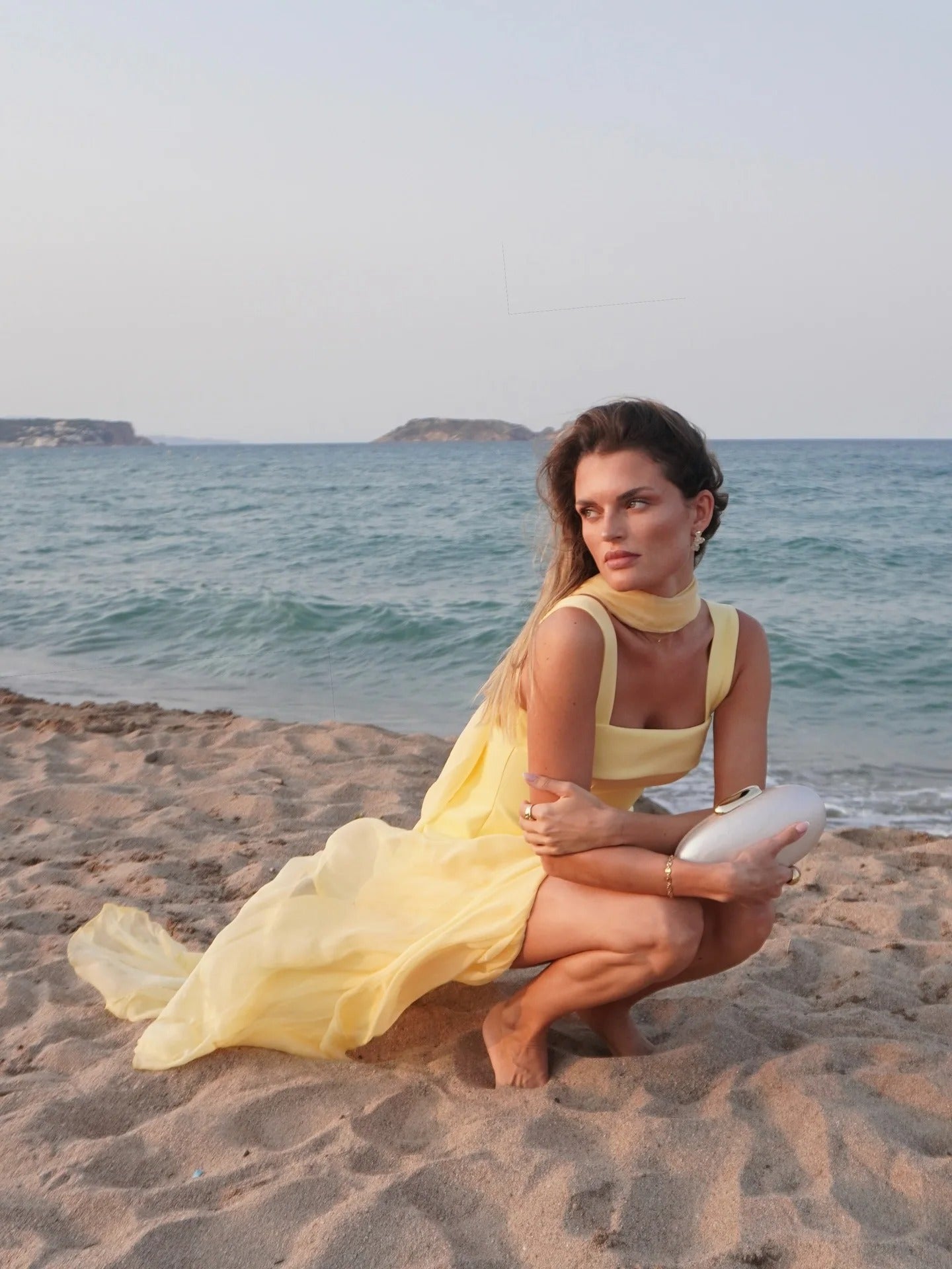 Celia Vestido Maxi Borgoña con Detalle de Lazo y Falda de Gasa
