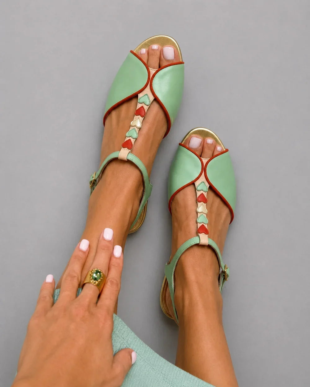Mara Sandalias Planas Slingback con Punta Abierta y Detalle de Corazón